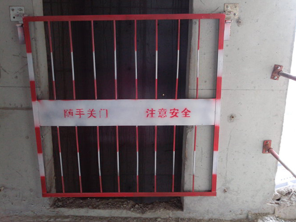 施工電梯防護(hù)門(mén)
