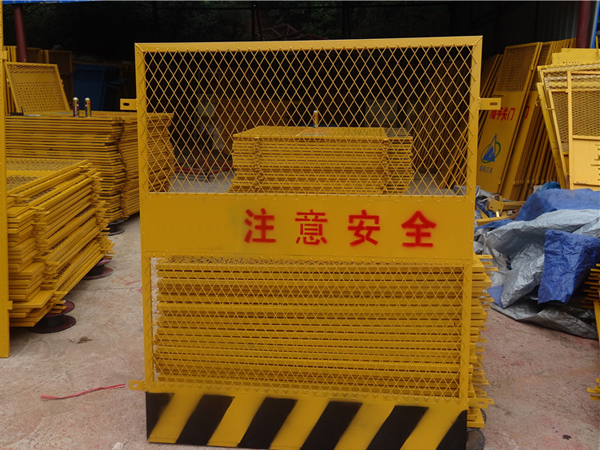 施工電梯防護(hù)門(mén)
